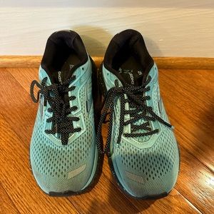 Brooks Ghost 12 Limited Edition Brooks Splash, Light Blue (Women’s size 6)